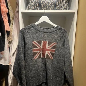 Cool stickad tröja - Så fin stickad tröja från Fred Perry, sitter som en xs, inga tecken på användning!💗