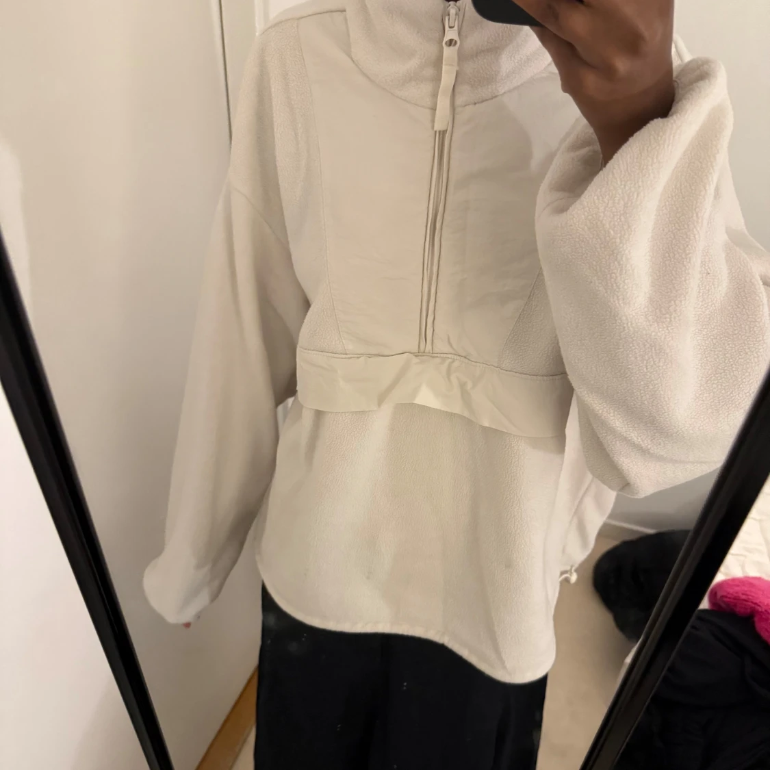 Vit fleece hoodie med halv dragkedja - 1