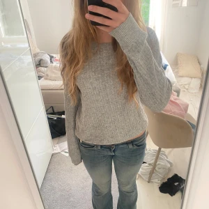 Grå stickad tröja  - Mysig grå kabelstickad tröja, pris går att diskuteras 💕
