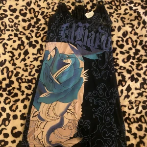 Ed Hardy klänning  - Blå/svart klänning från Ed Hardy. Klänningen är i bra skick förutom att silverkedjorna är slitna(bild 4) står att den är i storlek XL men skulle säga att den är i storlek M!💞