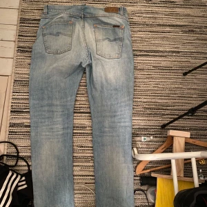 nudie jeans - fräscha nudie jeans med hål, tyvärr lite för stora för mig. har ett litet ihop sytt hål på bakfickan
