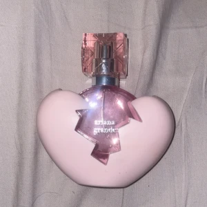 Ariana Grande parfym i hjärtformad flaska - Parfym från Ariana Grande i en unik hjärtformad flaska. Perfekt för dig som gillar söta och feminina dofter. 30ml, lite mindre av halva kvar💞