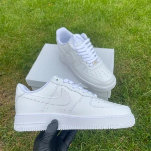 Helt Nya Nike Air Force 1 ’07 / 43 / vita - ✨ Helt Nya Nike Air Force 1 ’07 ✨  📦 Skick: Helt nya – aldrig använda! 📏 Storlek: 43  EU ✅ Autentiska: Äkta Nike, kommer i originalkartong ⚪️ Färg: Klassisk helvit – passar till allt 🔥 Perfekta till sommaren! Snygga, bekväma och tidlösa sneakers. Köpta nyligen men blev fel storlek – din chans att fynda!  🚚 Snabb leverans  💬 Skriv vid frågor eller bud!