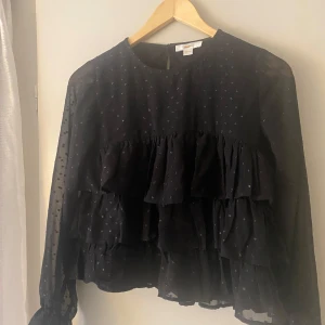 Svart glittrig blus  - Jättefin blus från Gina Tricot. Storlek 158/164. Säljer då den inte kommer till användning längre.