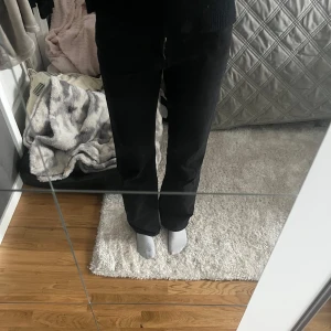 Svarta jeans från Weekday - Säljer ett par svarta jeans från Weekday. De har en klassisk straight passform och är tillverkade i bomull. Perfekta för en stilren look.