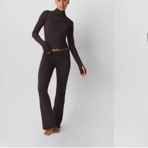 Brunt sett från Gina - Sett från Gina, helt nytt aldrig använt utan prislapp dock. Xxs i byxorna och xs i tröja 