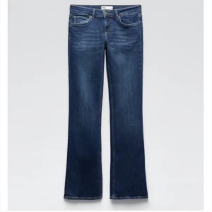 Zara low flare jeans - Fina jeans från Zara som knappt är använda💕