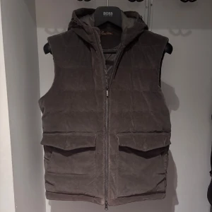 Brun quiltad dunväst - Snygg brun quiltad dunväst från stenströms med dragkedja och praktiska fickor framtill. Perfekt för kyligare dagar med sin stilrena design och bekväma passform.