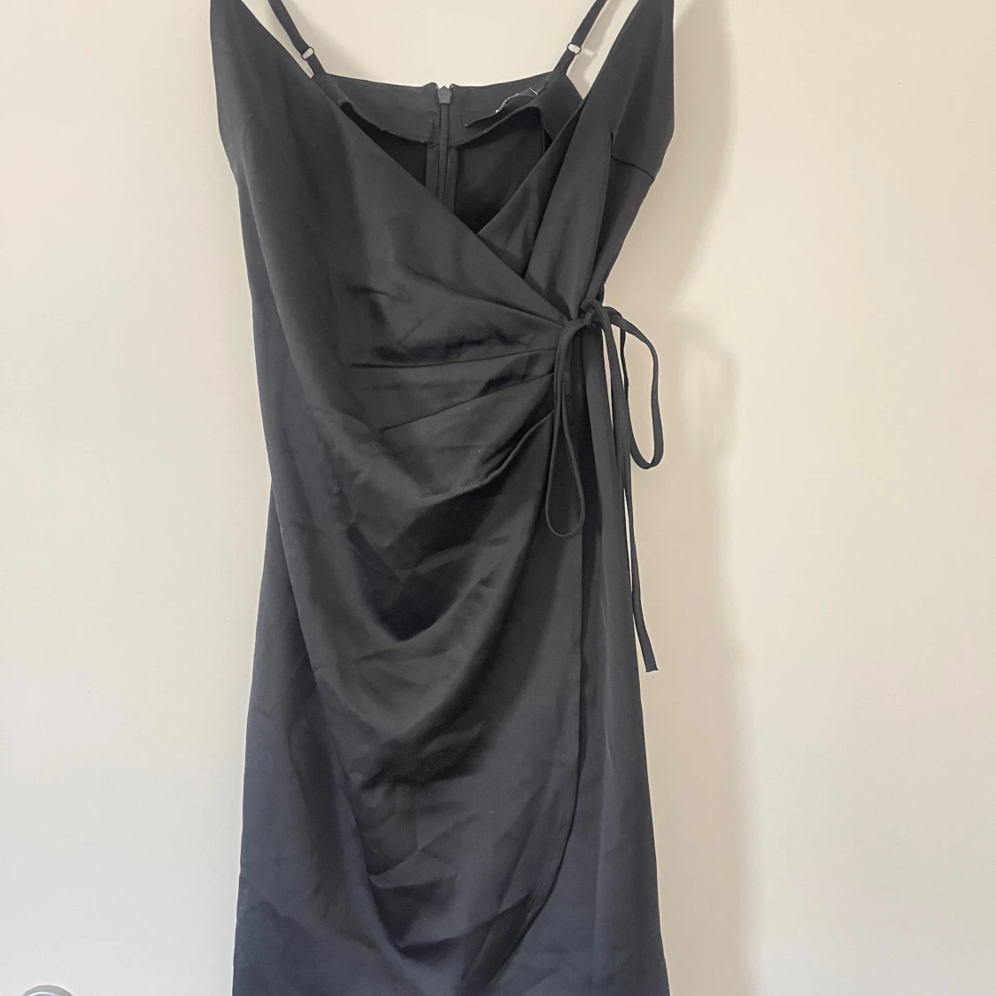 Svart omlottklänning