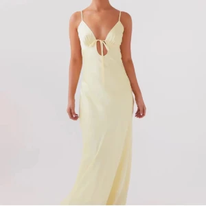 Gul långklänning  - Så fin långklänning från peppermayo i storlek XS i en ljusgul färg🫶Funkar perfekt som balklänning!! Lappen finns kvar då den endast är testad☺️