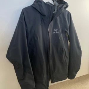 Arc’teryx Beta LT  - Arc’teryx beta LT I Women’s Medium. Färg Sapphire Black🌞 Använd ett 10-20tal gånger max! 