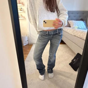 Diesel Jeans - Säljer dessa skiitsnygga Diesel jeans. Perfekt lågmidjade och superfin tvättad blå färg! Inga större defekter än längst ner vid benen som syns på sista bilden. Skriv gärna om ni har frågor om mått osv.🤍🤍
