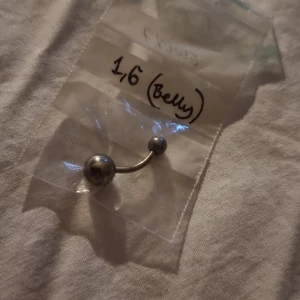 Titan navelpiercing - Navelpiercing i nickelfritt,  allergivänligt  titan. Gauge 1.6, 10 MM stav.