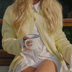 Vårens kofta!!💛💛 - Säljer denna helt magiska koftan från Moa Mattssons senaste kollektion för NaKd 💝Helt slutsåld! Alla lappar kvar 💛verkligen vårens färg 🥹 först till kvarn! Dm vid frågor 