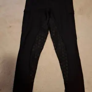 Snygga svarta ridleggings från Maya Delorez med hög midja, function modellen. Har ett litet, obetydelsefullt hål på ena benet (se bild)