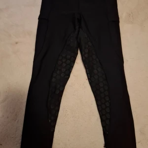 Svarta ridleggings från Maya Delorez - Snygga svarta ridleggings från Maya Delorez med hög midja, function modellen. Har ett litet, obetydelsefullt hål på ena benet (se bild)