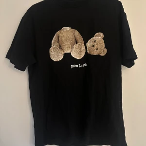 Svart t-shirt från Palm Angels - Snygg svart t-shirt från Palm Angels med ett unikt nalletryck på framsidan. Är nästan aldrig använd och i ett bra skick!! Hör av dig vid frågor!!