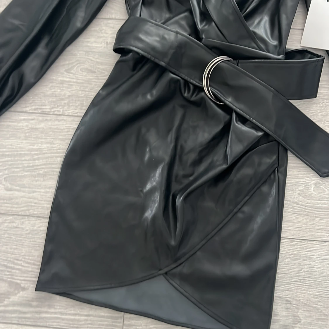 Svart omlottklänning i syntetmaterial - 2