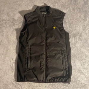 Golf väst Lyle & Scott - Säljer en väst från Lyle & Scott i storlek XS. Varan h att varit väl omhändertagen och är därmed i mycket bra skick. Om du har några frågor så tveka inte att höra av dig. Pris går att diskuteras
