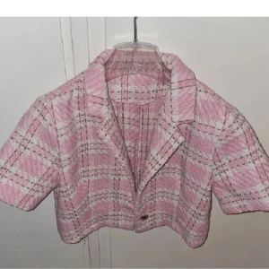 Crop Tweed Kavaj  - Söt rosa kavaj , croppad modell. Tweed. Stilig sommarkavaj. Står storlek M på lappen men skulle säga passar S bättre.