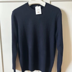 Mörkblå kashmirtröja från Uniqlo - Nyköpt kashmirtröja från Uniqlo som jag aldrig har använt. Storlek M men passar S