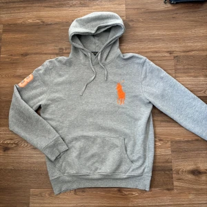 Ralph Lauren hoodie - Säljer en väldigt trendig och eftertraktad  Ralph Lauren hoodie med tryck. Skicket är bra, utan defekter. Storleken är M men sitter mer som S, passar bra på mig som är 170. Priset kan diskuteras!