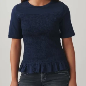 Mörkblå topp från Gina Tricot - Säljer en mörkblå topp från Gina Tricot med korta ärmar och lite volang längst ner💓💓