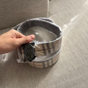 Beige B bälte med svart spänne - Skriv privat vid frågor osv