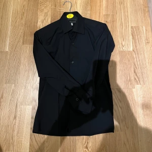 Svart skjorta, Barn - Svart skjorta från Zara till salu. Storlek 32 för barn. Bekväm och stillig perfekt till barnen som vill vara bekväma samtidigt stilliga. PRIS KAN DISKUTERAS!