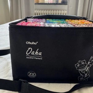 Svart väska med Ohuhu Oahu markers  - Mötes gärna upp! ( Norrköping) Säljer en svart väska fylld med 200 Ohuhu Oahu alkoholbaserade markers. Köpte för 1 månad sen, nästan helt oanvända. Intresset svalna. .