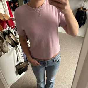 Ljusrosa topp Zara  - Säljer denna söta topp från Zara. Är i storlek M men är liten i storleken🫶🏻🩷