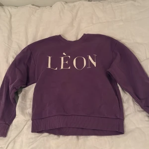 Lila tjocktröja - Säljer en lila tjocktröja från Gina Tricot i storlek XS