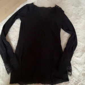 Svart långärmad topp med spetsdetaljer från intimisimi  - Säljer en elegant svart långärmad topp med vackra spetsdetaljer. Från intimissimi bara att höra av er vid frågor💕