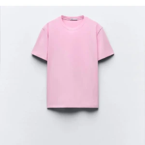 Rosa t-shirt - Säljer en söt rosa t-shirt med korta ärmar. Perfekt för en avslappnad stil. Passar bra till jeans eller shorts.