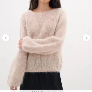 Beige stickad tröja - Säljer denna mysiga stickade tröja. Säljer då den inte  har kommit till användning. Super fin och helt ny, prislappen har tyvärr gått loss. (PRISET KAN DISKUTERAS)💓💓