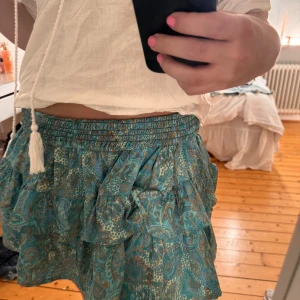 Mönstrig kjol med volanger - Volangkjol, väldigt bra skick😊