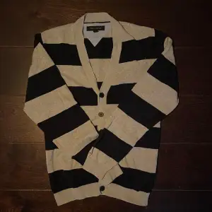 Hej säljer nu denna tvär snygga Tommy Hilfiger cardiganen som är i storlek medium. Skick 9/10 inga hål eller fläckar. Kom dm för mer frågor och funderingar ☺️🙌