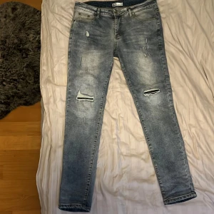 slimfit jeans  - Säljer nu dessa feta slimfit jeansen med snygga slitningar. Skick 10/10