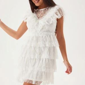 Lace frill short dress - Intressekoll på min fina studentklänning från förra året. Den är som ny. Slutsåld i storlek xs på hemsidan 