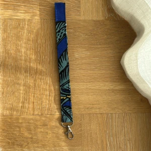 handgjord nyckelring tillverkad av äkta tyger från Svenskt Tenn - handgjord nyckelring tillverkad av äkta tyger från Svenskt Tenn. Varje nyckelring är handgjord med kärlek och omsorg, vilket gör varje exemplar unikt. Tygens vackra mönster och färger speglar en svensk designtradition av högsta klass. Perfekt som gå-bort-present eller födelsedagspresent – eller varför inte unna dig själv en liten bit svensk designhistoria? Observera att små variationer kan förekomma eftersom den är handgjord, vilket gör varje nyckelring än mer personlig och speciell