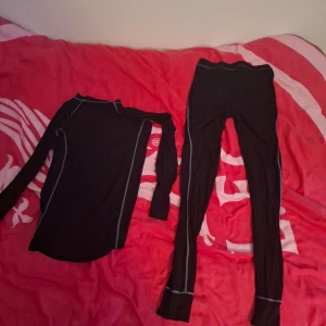 Svart underställ från LifeWear - Säljer ett svart underställ från LifeWear i bambumaterial. Tröjan har långa ärmar och byxorna har en bekväm passform. Perfekt för kyliga dagar och aktiviteter utomhus. 🖤