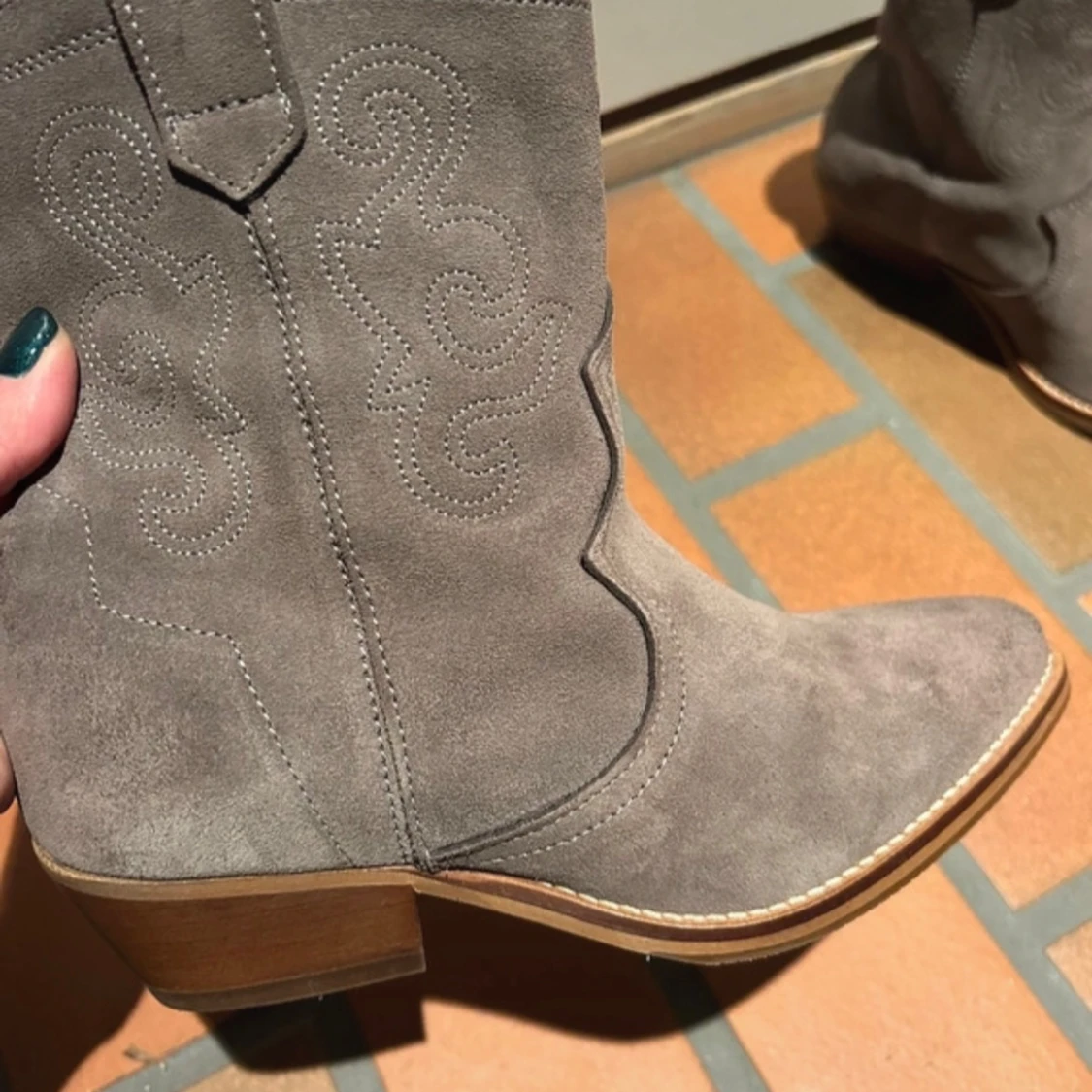 Nya Sofie Schnoor boots i finaste greige mocka - 2