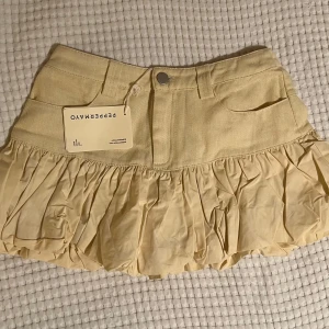 Volangkjol Peppermayo - Så snygg jeanskjol med volang från Peppermayo!💖Den är helt ny och endast testad så i jättebra skick!!