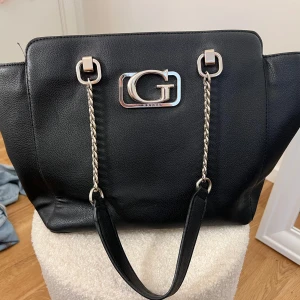 Guess väska  - Super snygg Guess väska med snyggt insids tyg och bra med fack på insidan och baksida☺️ skriv vid eventuell köp