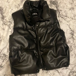 Svart väst från Zara - Snygg väst från zara💕nypris: 559kr