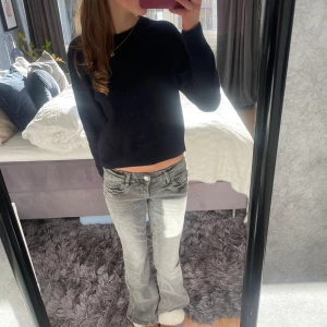 Mörkblå stickad tröja💗 - Säljer en sååå fin stickad tröja från uniqlo i storlek S tröjan är inte nopprig. Skriv gärna för frågor❤️