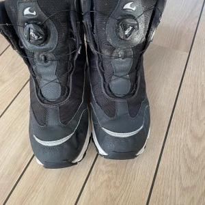 Svarta vinterkängor från Viking - Säljer ett par svarta kängor från Viking med snörning och robust design. Perfekta för vinterväder med slitstark sula och bekväm passform. Kängorna har en modern look med vita detaljer och är idealiska för kalla dagar.