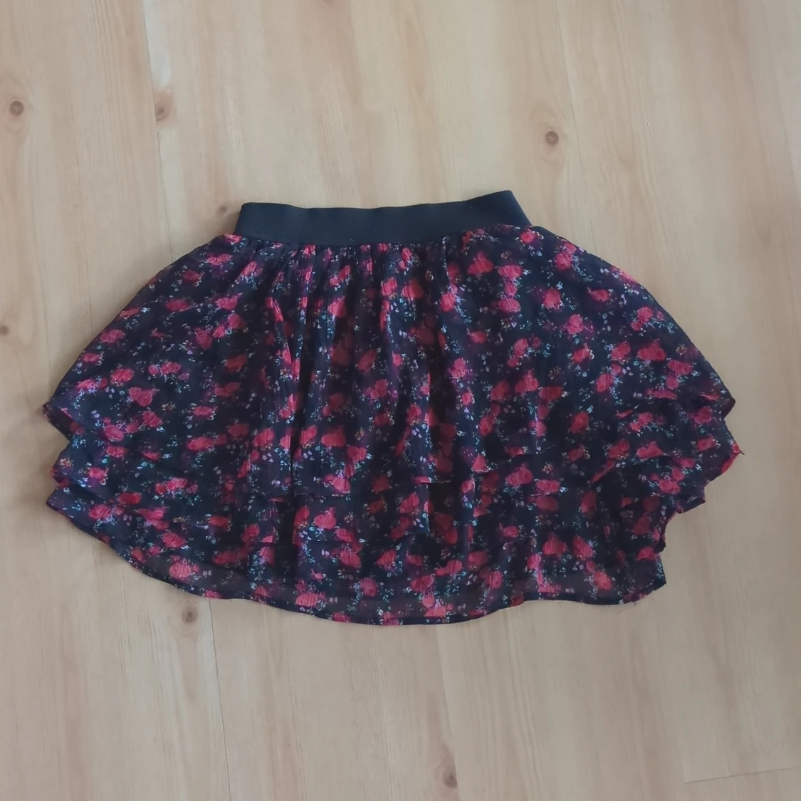 Blommig kortkjol med volang