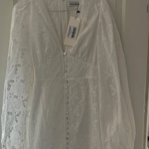 Vit klänning från Adoore - Säljer min helt nya adoore klänning inte kommit till användning🩷 Pris kan diskuteras.