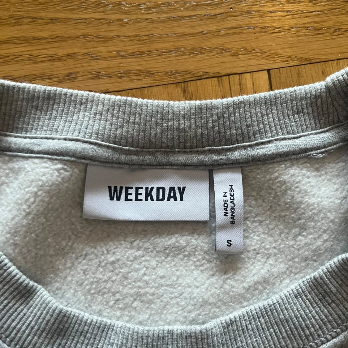 Grå sweatshirt från Weekday - 4